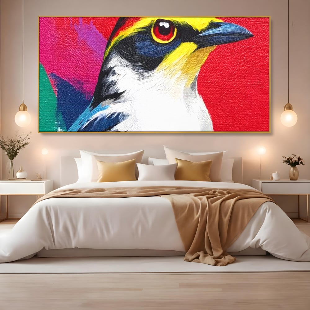 Tablou canvas cu tablou canvas cu pasare colorata in profil, in rama de aluminiu auriu, pe perete intr-un dormitor